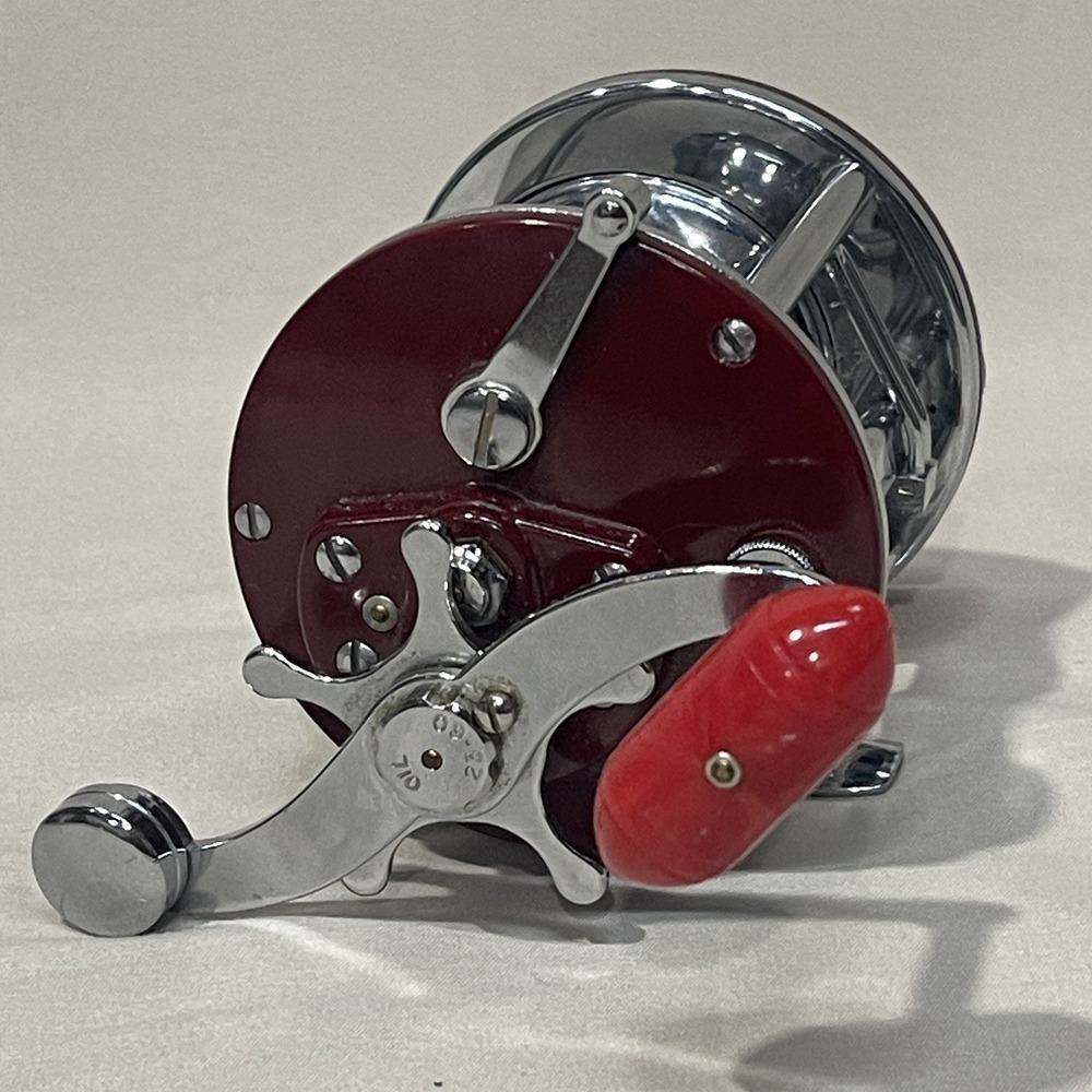 Vintage Penn Peer No. 209 Levelwind Fishing Reel Made In USA Maroon Bakelite